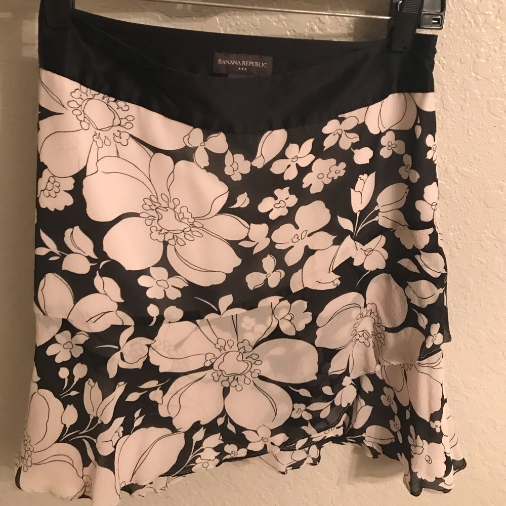 Banana Republic floral skirt 100%silk lining